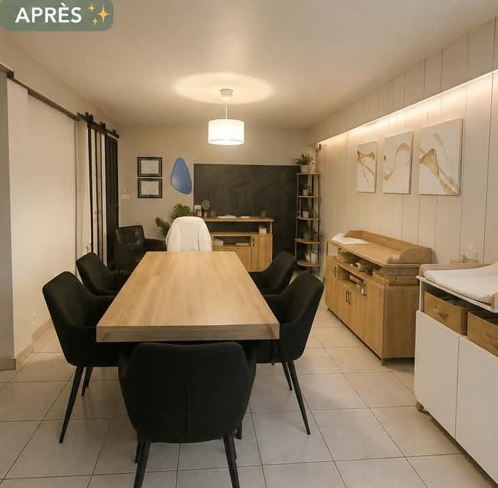 La même pièce dégagée : grande table en bois libre, chaises accessibles, buffet rangé et circulation dégagée