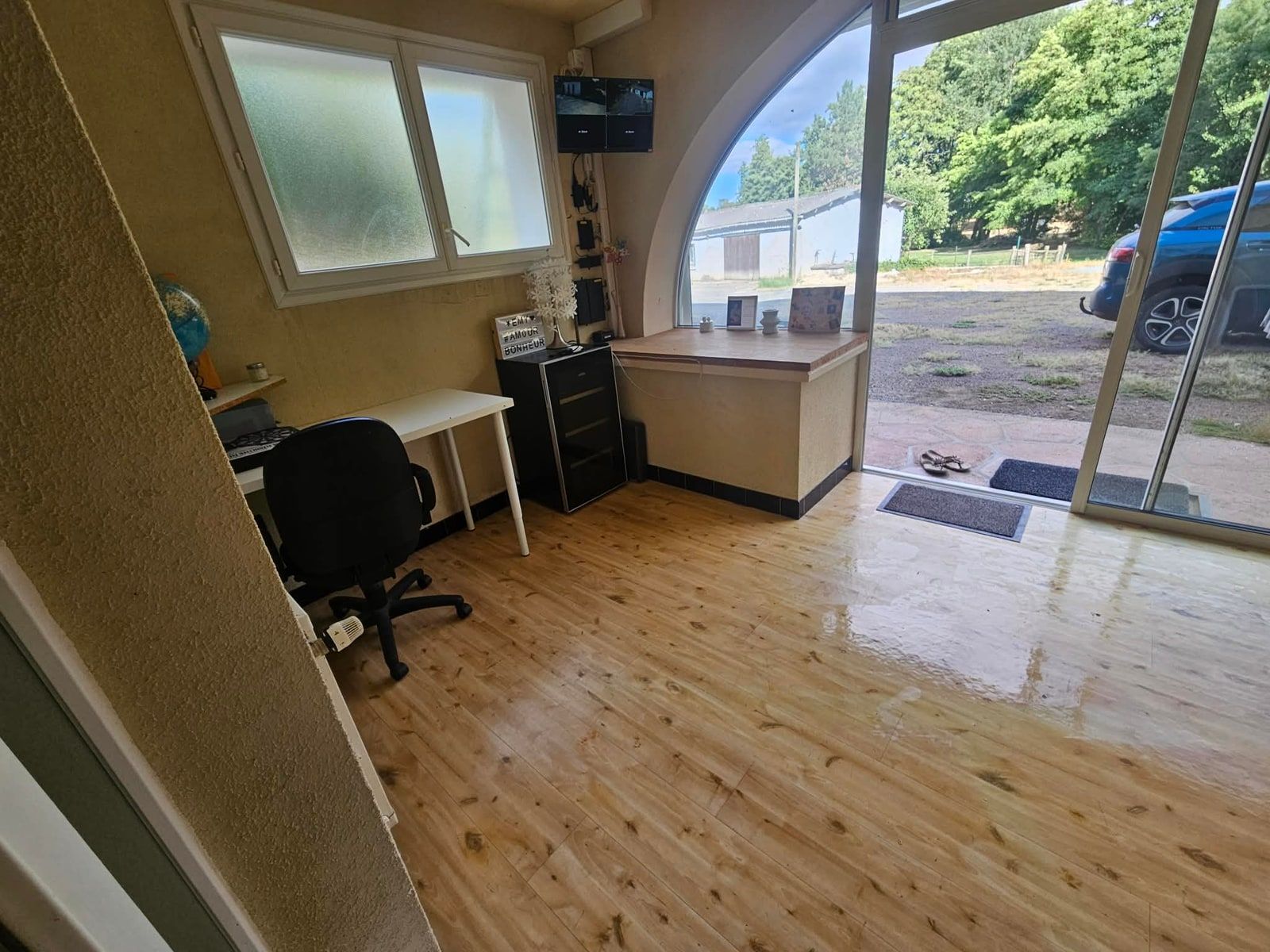 Le même angle libéré : meuble dégagé, bureau blanc et caisson accessibles, sol entièrement nettoyé